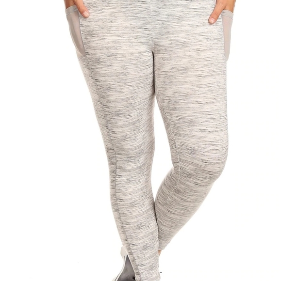 Women's Plus Size Leggings with Pockets - Picture 4 of 5